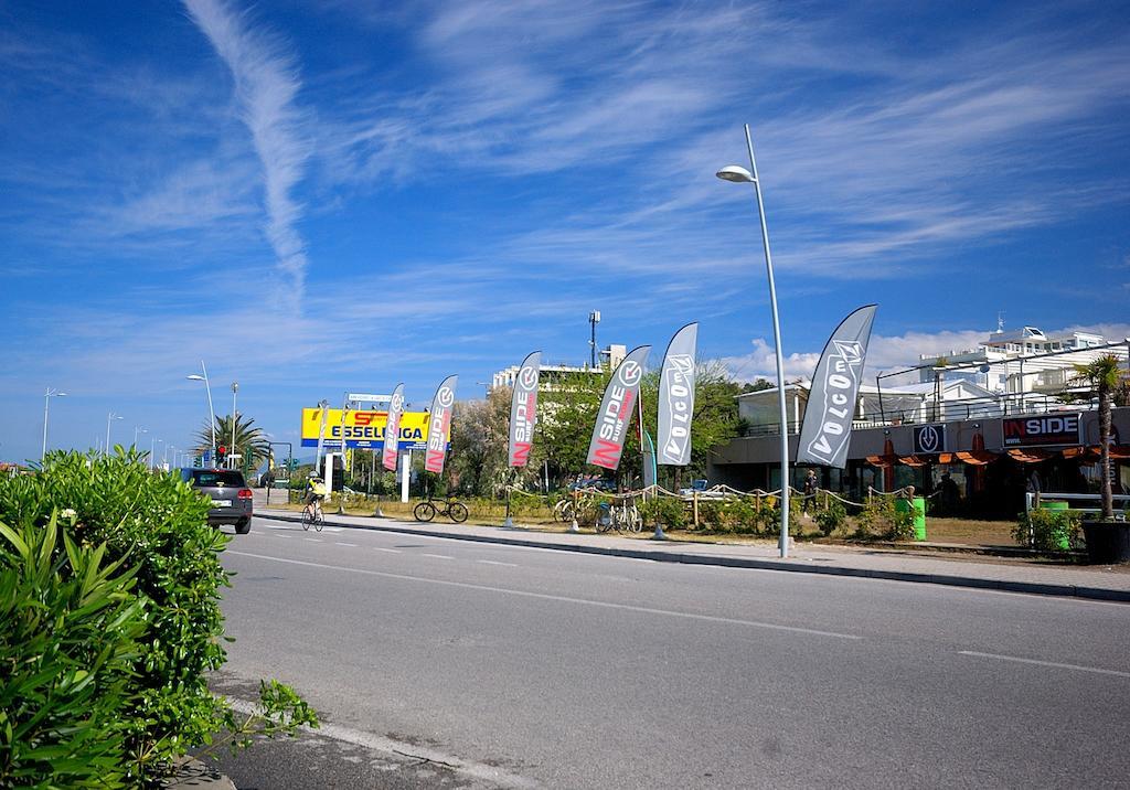 Hotel Lido Inn Lido di Camaiore Exteriör bild